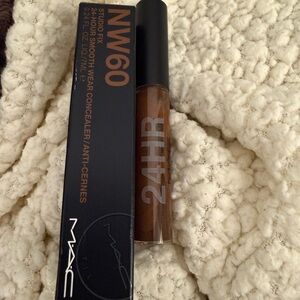Authentic MAC Studio Fix 24HR Concealer NW60 (New)
